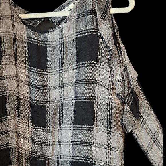 Maurices Black & Gray Plaid Cold Shoulder Top Size Large - Picture 2 of 6